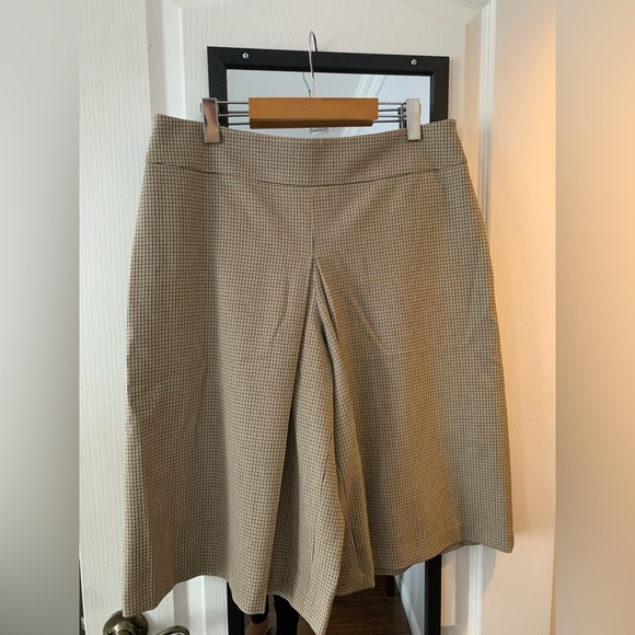 Tristan Pants - NWOT Beautiful bermudas